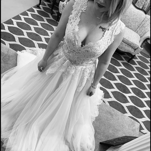 Wedding dress - Picture 1 of 3